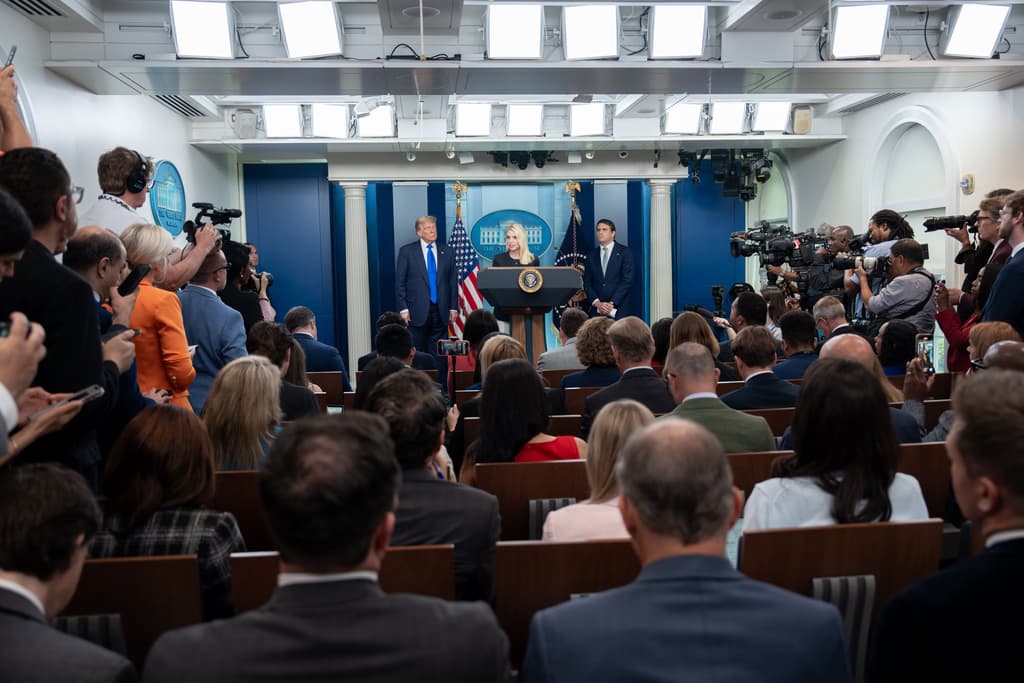 icon for CNN, Politico, or MS NOW unbanned from White House by September 30?